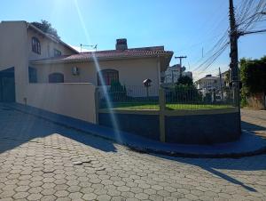 Casa 4 Quartos garagem 3 carros, churrasqueira e ar condicionado,