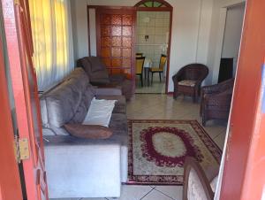 Casa 4 Quartos garagem 3 carros, churrasqueira e ar condicionado,