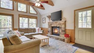 Woodland Oasis by AvantStay Hot Tub Firepit Walk to Lake