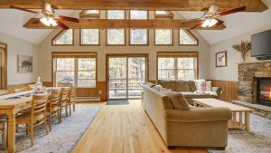 Woodland Oasis by AvantStay Hot Tub Firepit Walk to Lake