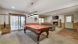 Woodland Oasis by AvantStay Hot Tub Firepit Walk to Lake