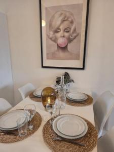 "Studiocaroline44", 2 studios entre la ville et la mer, parking, cuisine, moins de 15min de laéroport