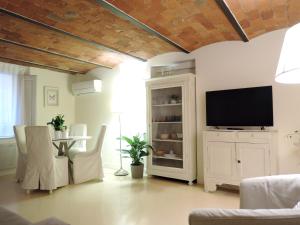 Cozy & Charming Florentine Hideaway