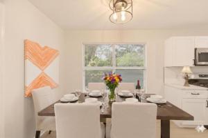 2025 Two-Story 4BR Home King Beds, Ensuite Baths & Big Yard Walk to UT