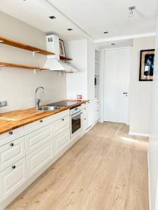 Renovated 1 BDR by the church