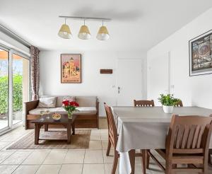 Appart avec terrasse, piscine et parking