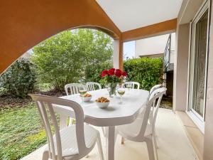 Appart avec terrasse, piscine et parking
