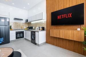 Boho Beige Apartment - Walkable to Beach with Workspace, Fast WiFi, AC & Full Kitchen