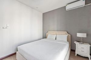 Royal City 2BR Bright Pool Garden View