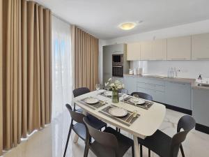 Modern 2BR apartment with Terrace enjoying views 3