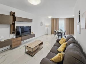 Modern 2BR apartment with Terrace enjoying views 3