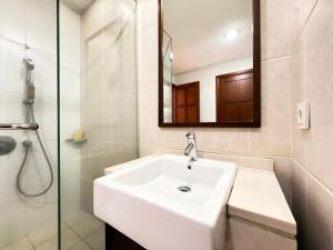 Strategic Apt1BR 1 at CikDitiro Homey,Cozy Gym Pool Near City Center byLS
