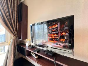 Strategic Apt1BR 1 at CikDitiro Homey,Cozy Gym Pool Near City Center byLS