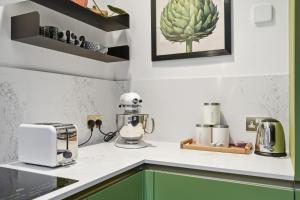 City Penthouse with 3 floors , Super King Bed , with secret garden