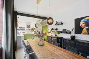 City Penthouse with 3 floors , Super King Bed , with secret garden