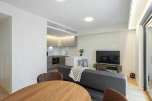 MODERN LISBON WITH BALCONY AND POOL by Homing