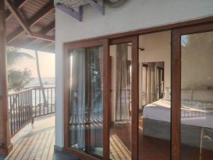 LIV - Unawatuna Beachfront Studio