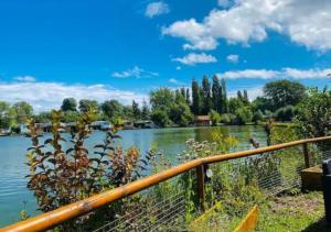 BUNGALOW 5 au bord du lac dArdres- pêche gratuite