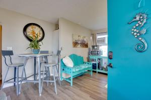 Lanai and Community Pool Access Sunny Central Condo