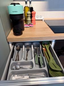 Sky star apartment- kingsize bed, close to airport