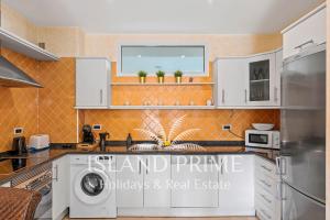 Stunning Seaside Apartment in Heated Pool Complex EN411