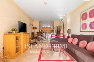 Stunning Seaside Apartment in Heated Pool Complex EN411