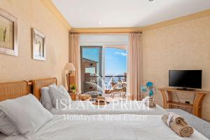Stunning Seaside Apartment in Heated Pool Complex EN411