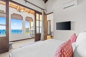 Casa Olas - Oceanview, beach club included, plunge pool, steps to beach