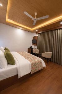 Central Location Room for Couples Mall Road Manali
