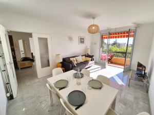 Appartement 2 chambres avec grand balcon à deux pas du port de Sanary et de la plage