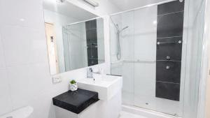 Azurea! Grand 7BR Riverfront Retreat Maroochydore