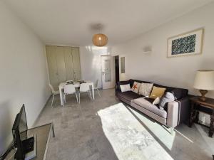 Appartement 2 chambres avec grand balcon à deux pas du port de Sanary et de la plage