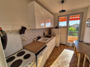 Appartement 2 chambres avec grand balcon à deux pas du port de Sanary et de la plage