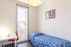 GuestHost - Bright Balcony Apt with Sea-View