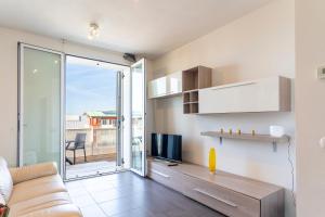GuestHost - Bright Balcony Apt with Sea-View