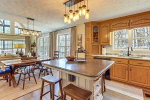 Riverfront, Hot Tub! Coosawattee River Resort Home