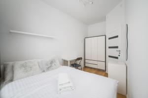 Aleja Krakowska Harmony Apartment by BookingHost