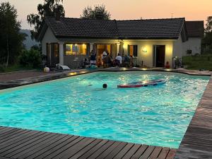 Gîte 10 personnes accès PMR aux normes avec grande piscine