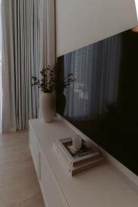 Luxury 1BR Apartment - The Crest, Sobha Hartland