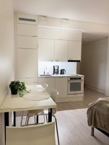 Super Cozy Studio ONLY Steps from Metro & REDI! SELF CHECK-IN!