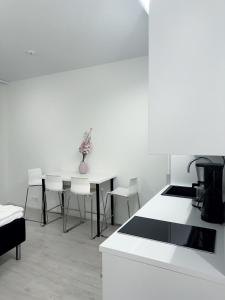 Super Cozy Studio ONLY Steps from Metro & REDI! SELF CHECK-IN!