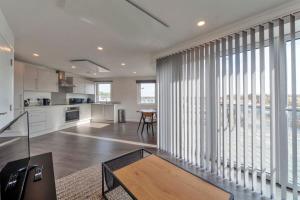 Ashford Town Centre - 1BR with fast WiFi & Balcony