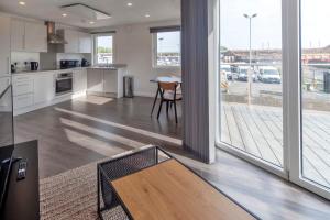 Ashford Town Centre - 1BR with fast WiFi & Balcony