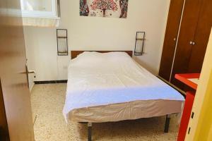 Pretty cocoon at the foot of the pond