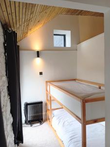 The Old Farmhouse, Roos