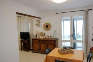 Pretty cocoon at the foot of the pond