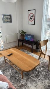 Stylish Clyde Riverfront Flat with Balcony Views