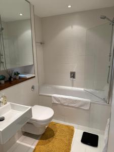 Stylish Clyde Riverfront Flat with Balcony Views