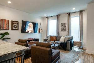 Rooftop Downtown Views - Bluebird Karaoke