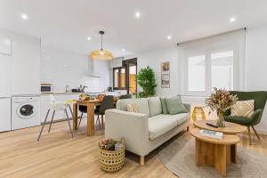 Monet, apartamento con terraza, cuna y trona